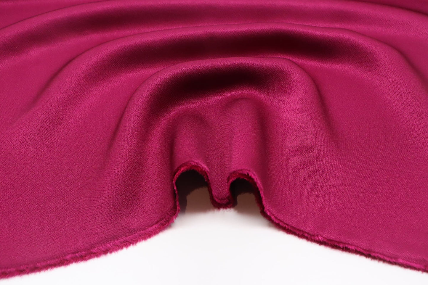 Tissu rayonne et polyester mauve envers satin