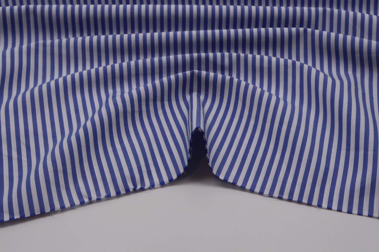 Tissu popeline de coton tissé-teint à rayures bleues