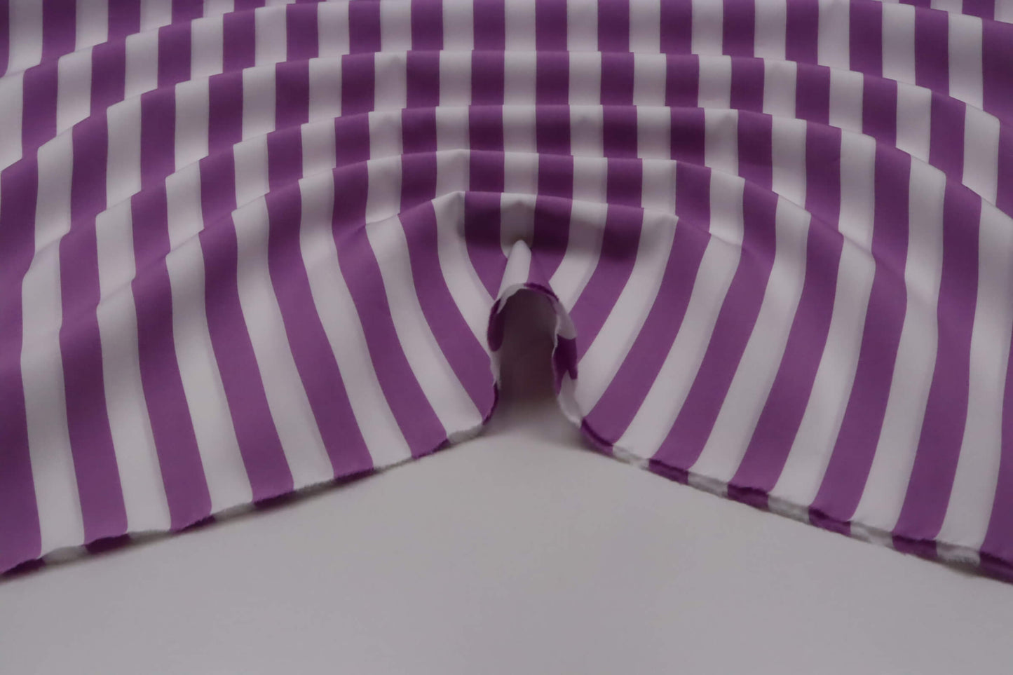 Tissu popeline de coton tissé-teint à rayures mauves