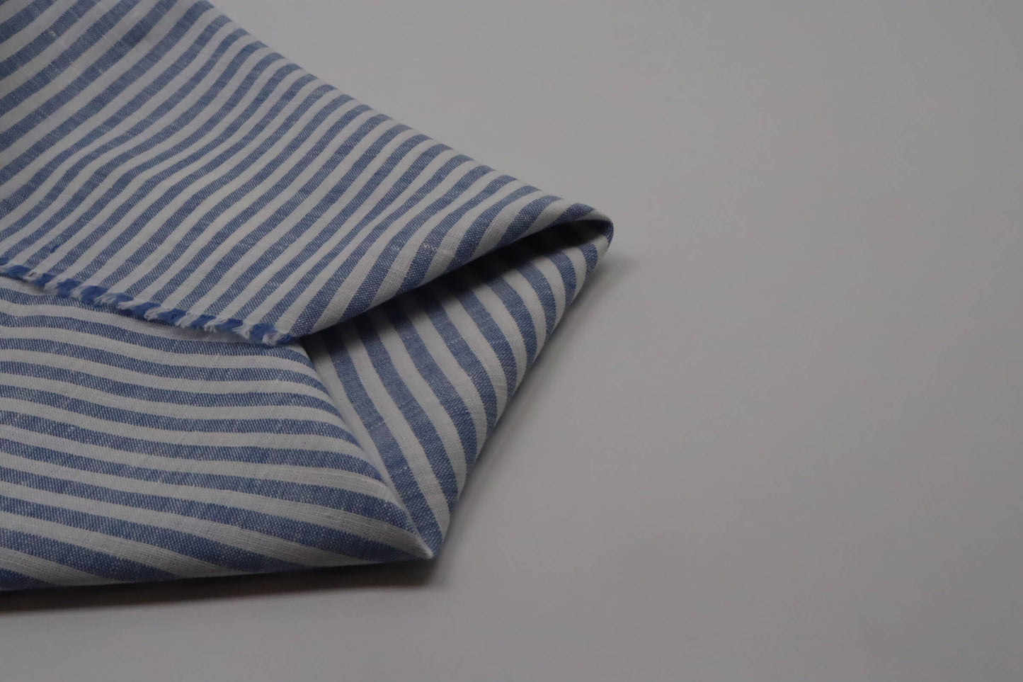 Tissu pur lin à rayures bleues