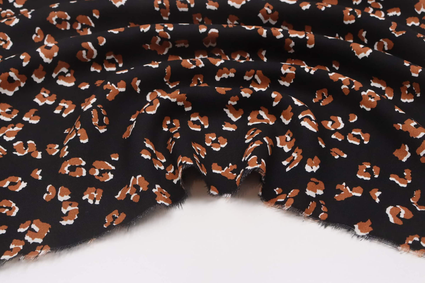 Tissu viscose fond noir imprimé léopard brun