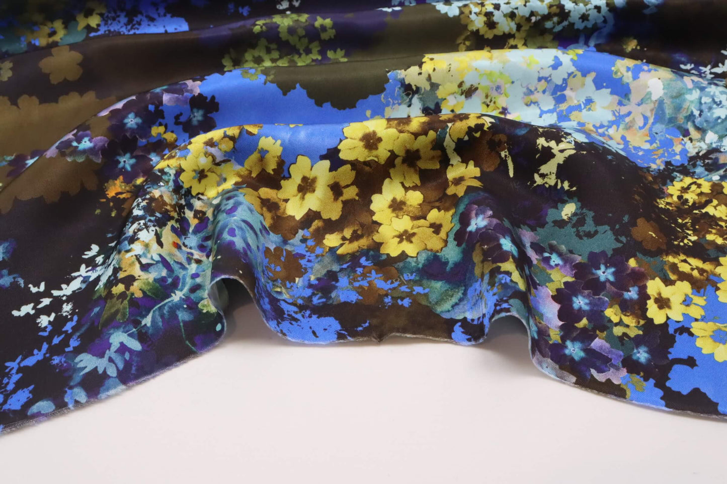 Tissu twill de viscose imprimé fleurs