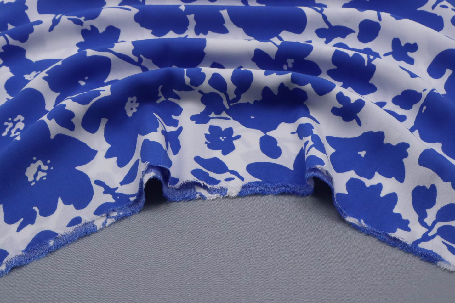 Tissu viscose fond blanc imprimé fleurs bleues | Floraison Majorelle