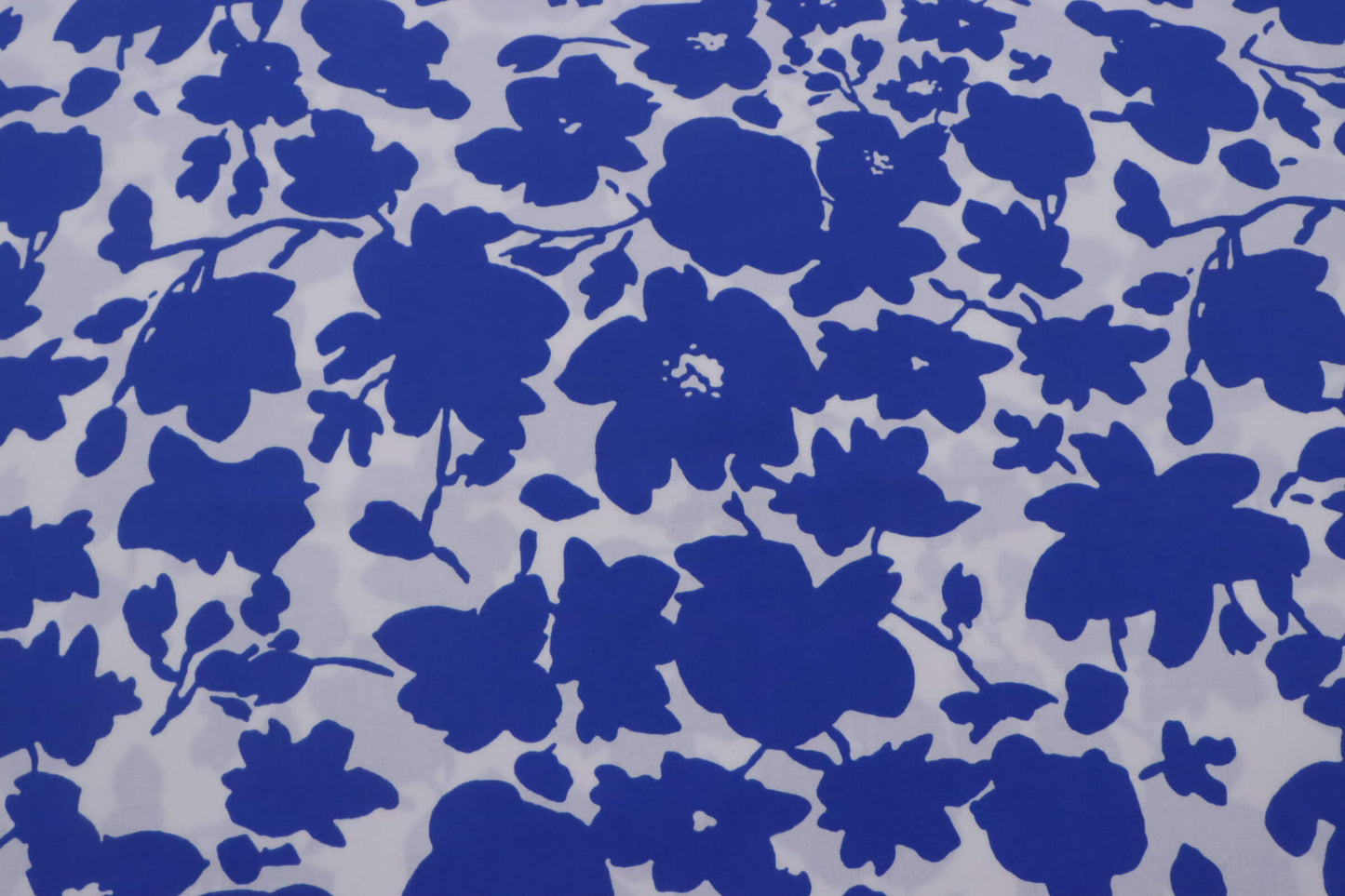 Tissu viscose fond blanc imprimé fleurs bleues | Floraison Majorelle
