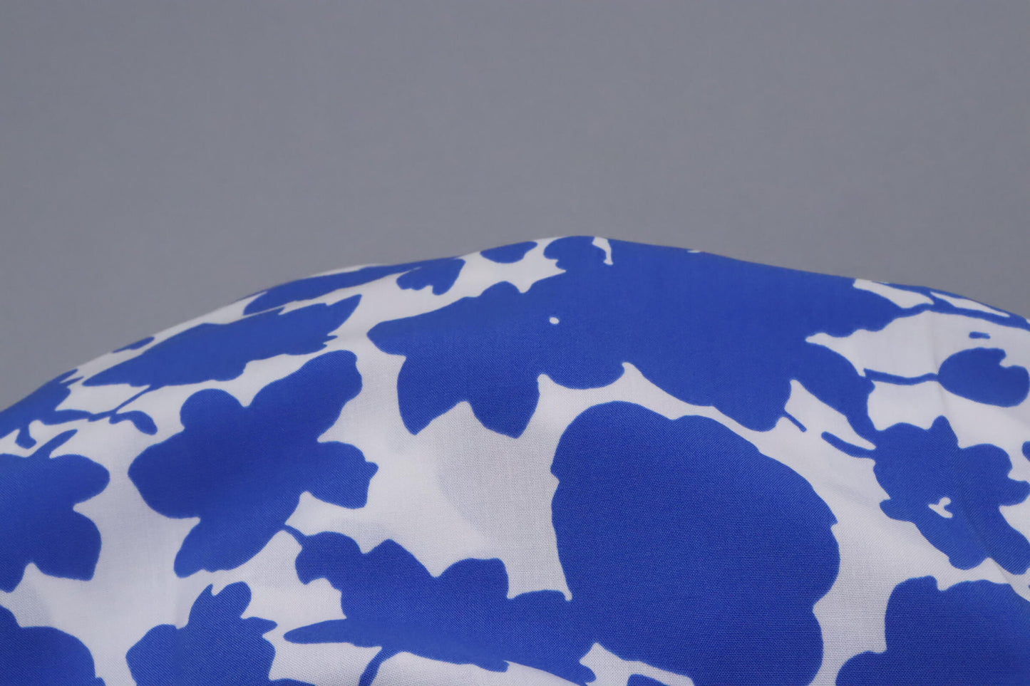 Tissu viscose fond blanc imprimé fleurs bleues | Floraison Majorelle