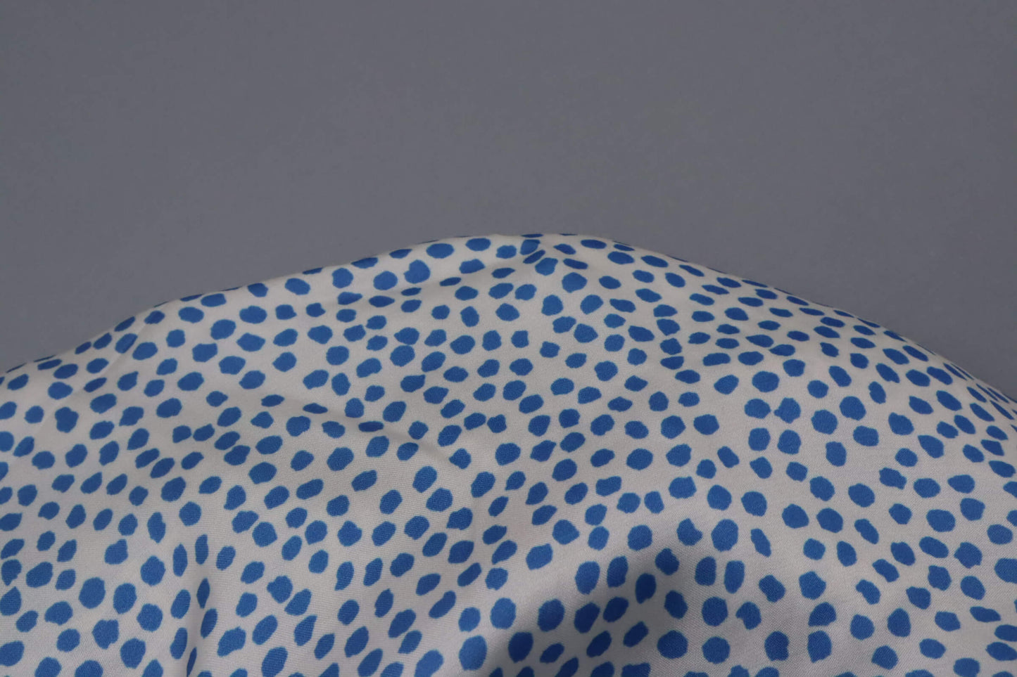 Viscose satin fabric, white background, blue polka dot print | Éclats d'Opale