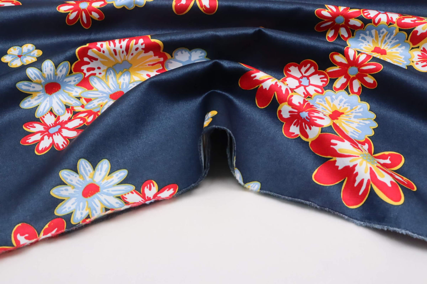 Tissu satin de coton et viscose imprimé fleurs fond bleu