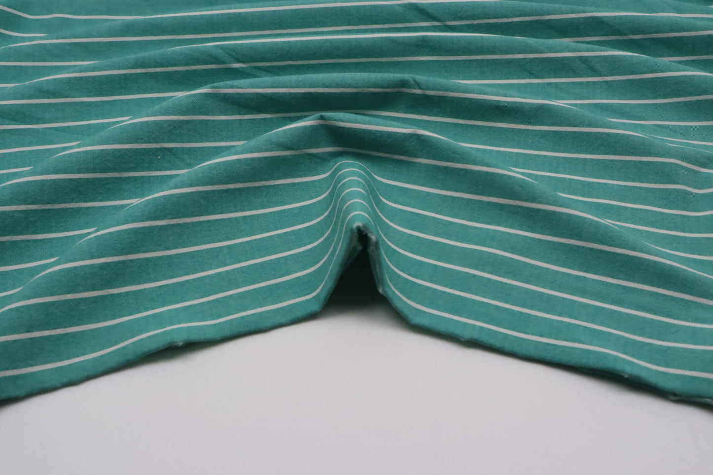 Tissu sergé de coton vert à rayures blanches