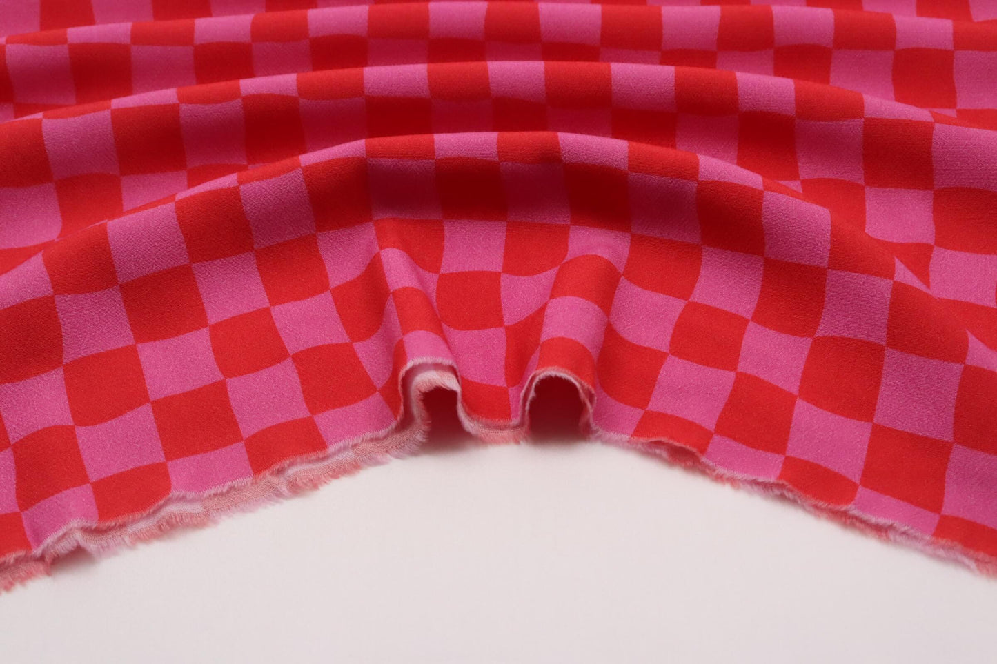 Tissu crêpe de viscose à damiers roses et orange graphique