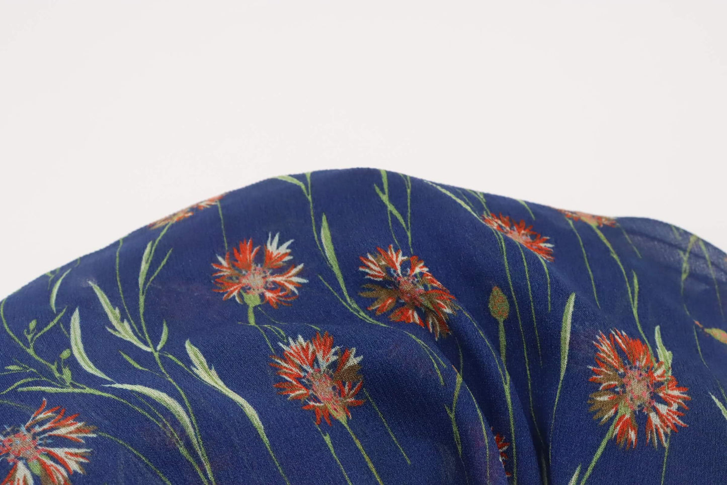 Tissu voile de crêpe viscose fond bleu imprimé fleurs | Petite Prairie