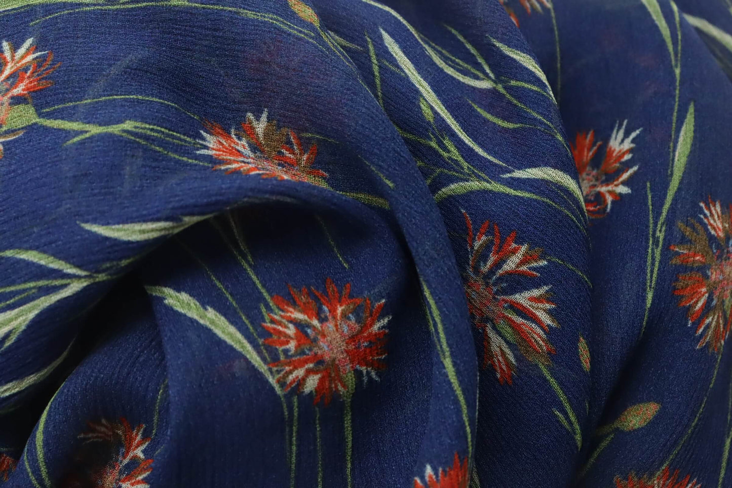 Tissu voile de crêpe viscose fond bleu imprimé fleurs | Petite Prairie