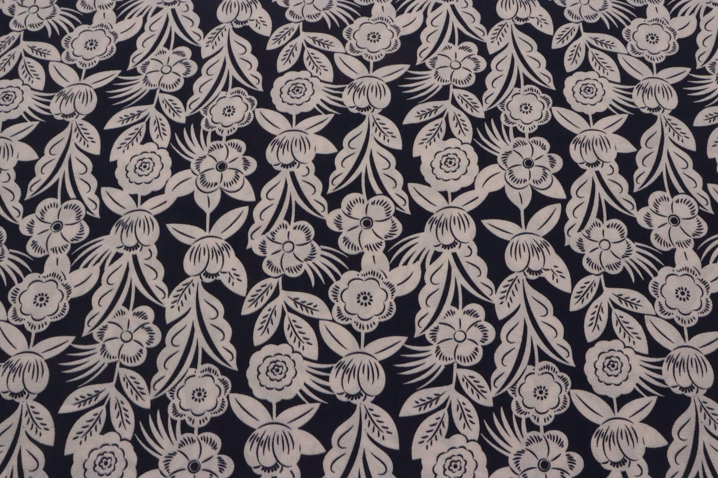 Tissu crêpe de viscose fond marine imprimé fleurs blanc cassé | Cameo Botanique - Dernier Coupon de 2,5m