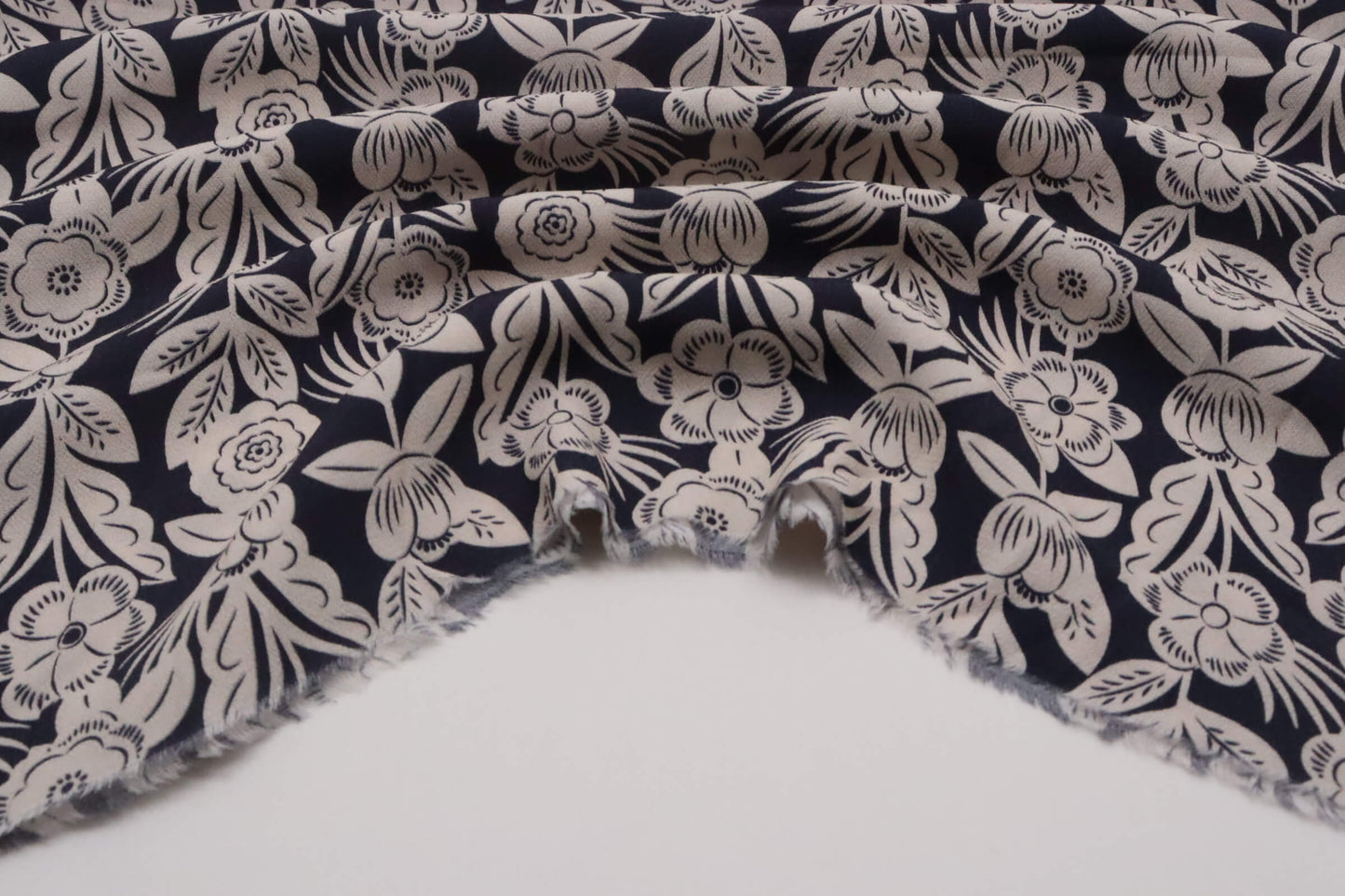 Tissu crêpe de viscose fond marine imprimé fleurs blanc cassé