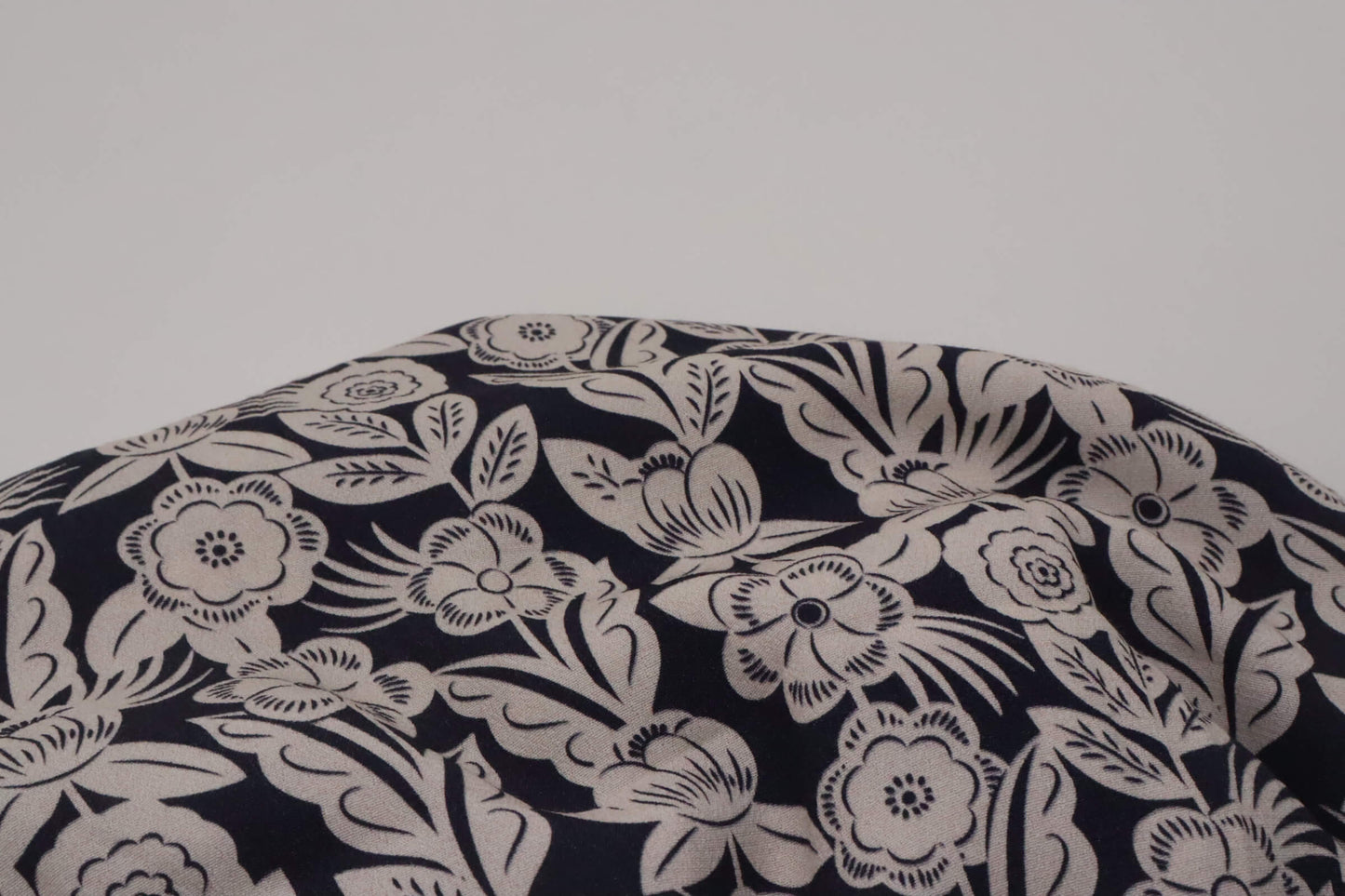 Tissu crêpe de viscose fond marine imprimé fleurs blanc cassé | Cameo Botanique - Dernier Coupon de 2,5m