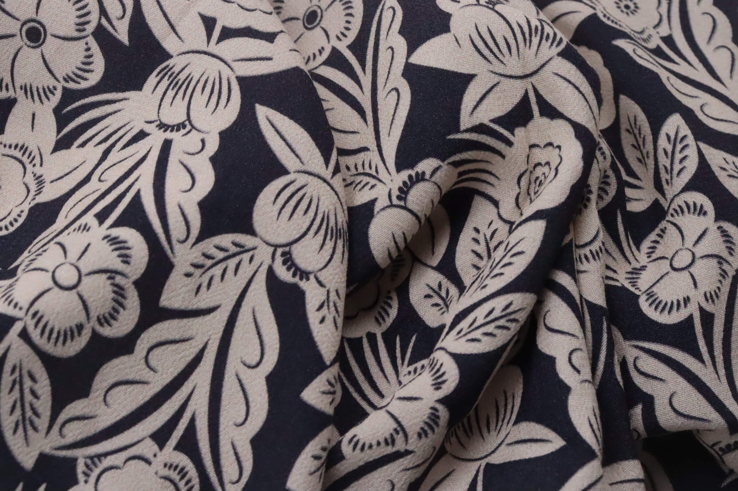 Tissu crêpe de viscose fond marine imprimé fleurs blanc cassé | Cameo Botanique - Dernier Coupon de 2,5m