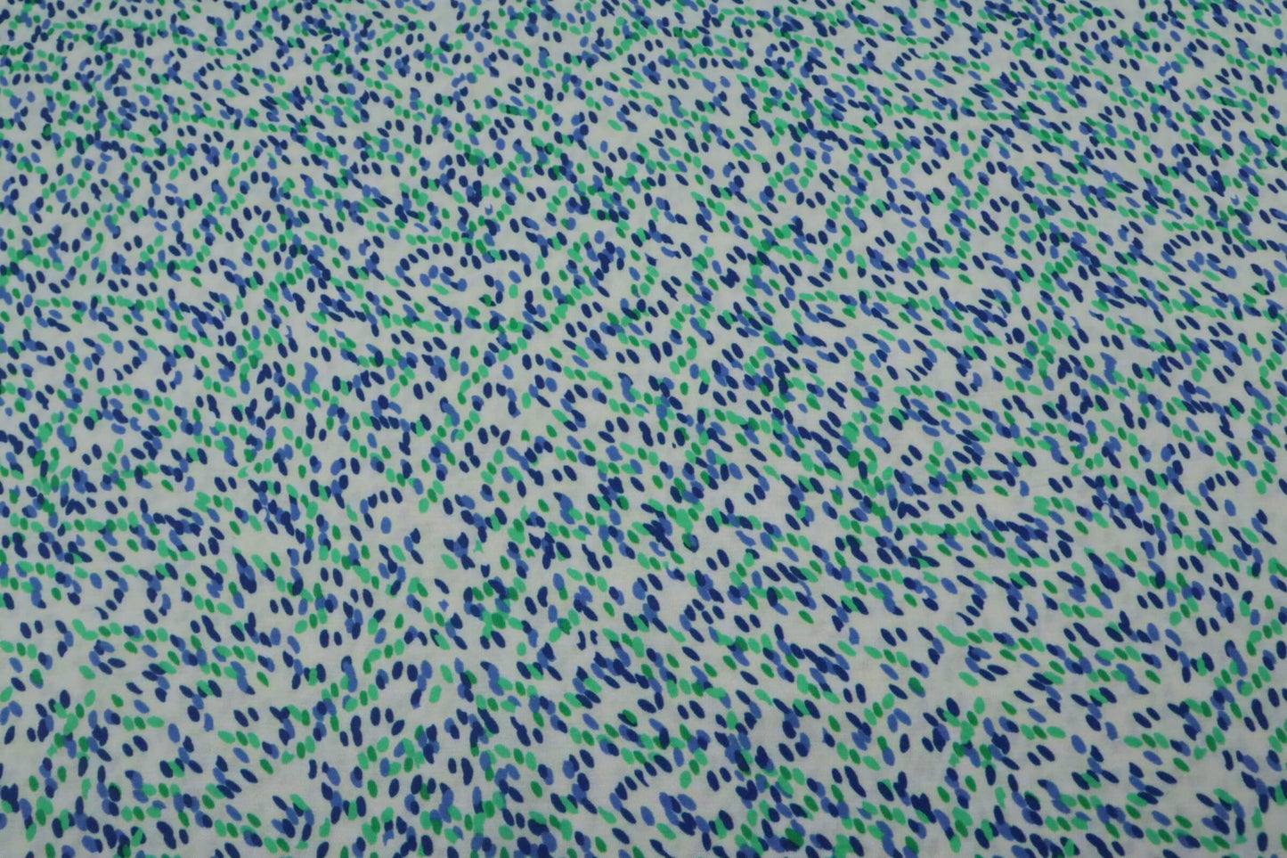 Tissu satin de viscose blanc imprimé pois bleus et verts | Rivage Bleu - Coupon de 2,8 mètres