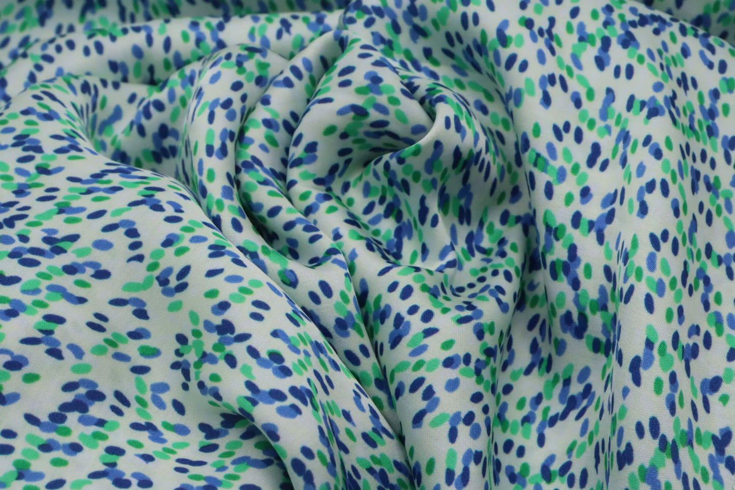 Tissu satin de viscose blanc imprimé pois bleus et verts | Rivage Bleu - Coupon de 2,8 mètres