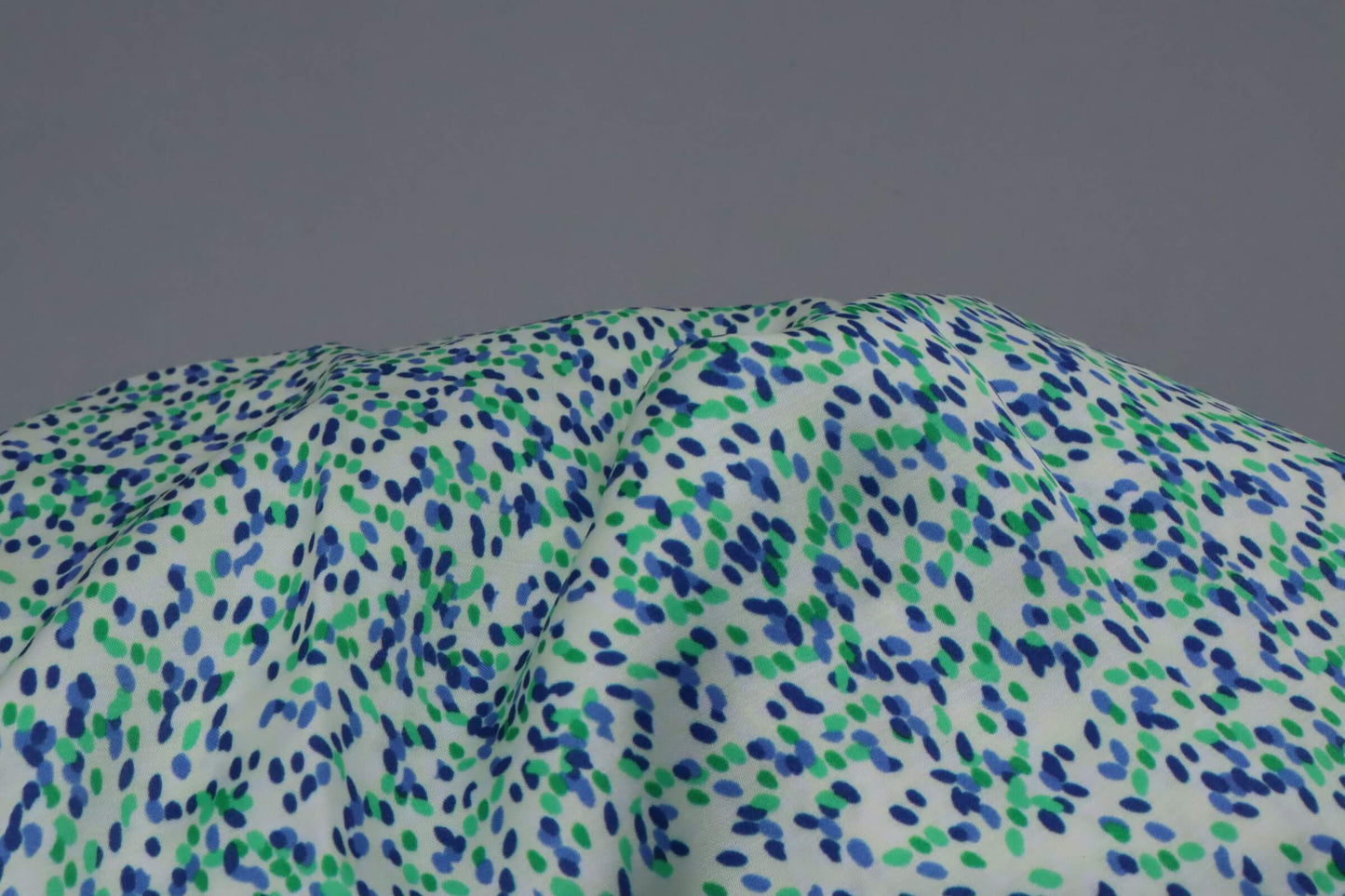 Tissu satin de viscose blanc imprimé pois bleus et verts | Rivage Bleu - Coupon de 2,8 mètres