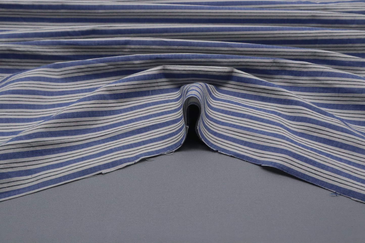 Tissu sergé de coton bio tissé-teint à rayures bleues et noires | Ciel et Encre - Coupon de 3 mètres