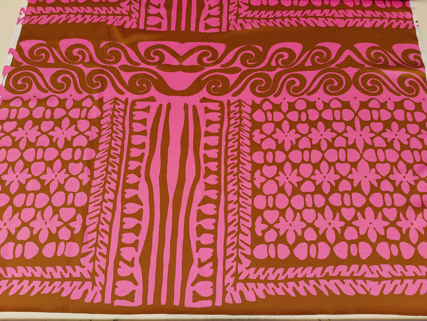 Tissu satin de coton imprimé rose sur fond brun doré | Lilikoï