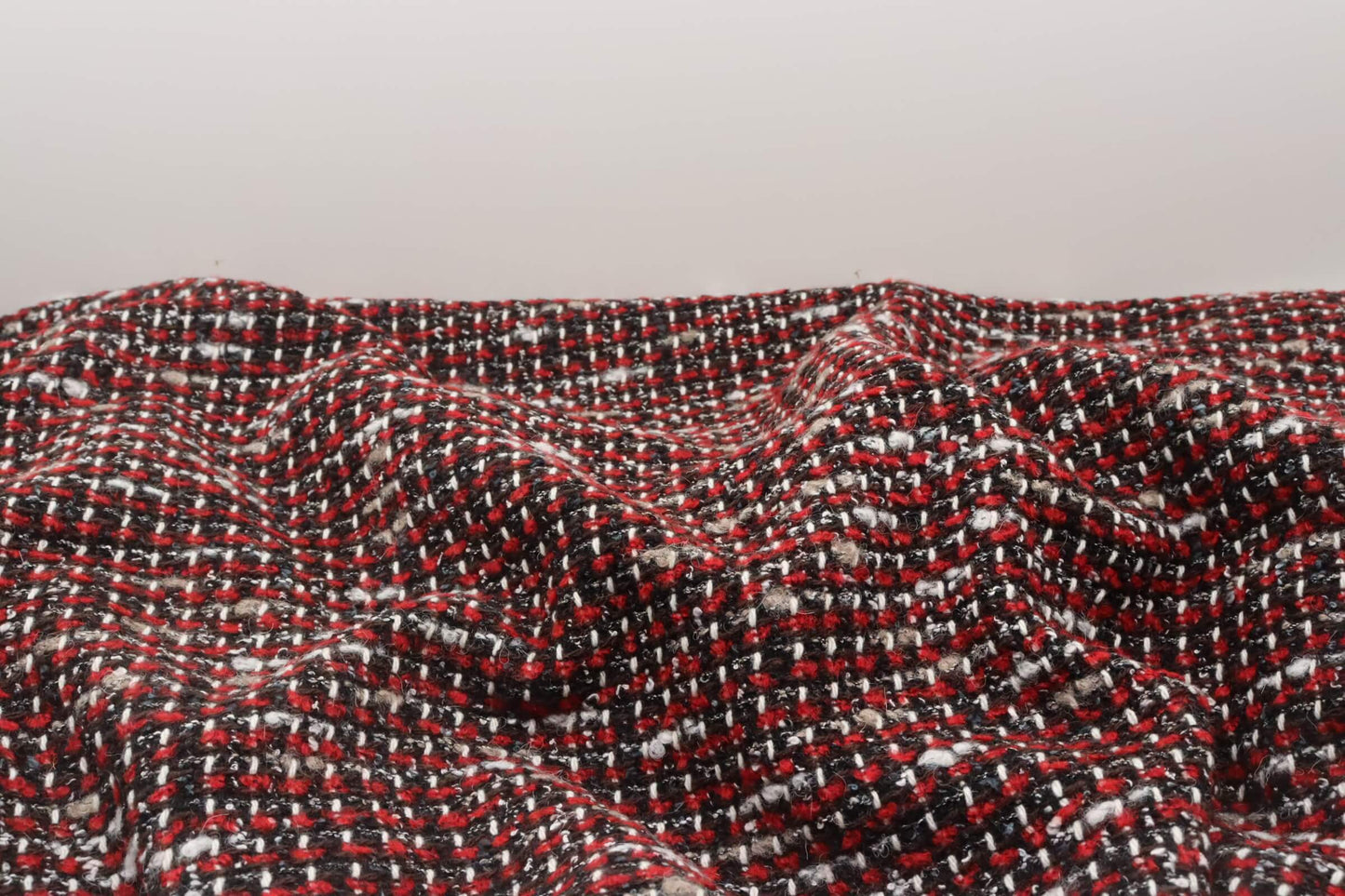 Red and black jacquard fabric | Éclat de Rouges