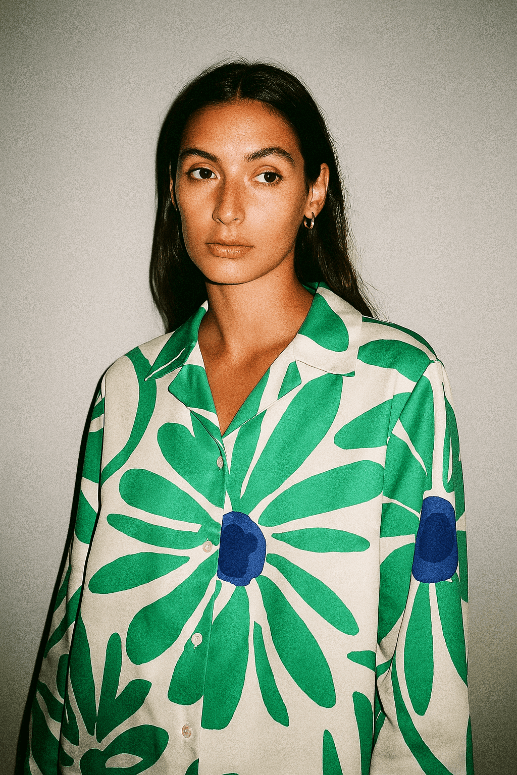 Tissu satin de polyester imprimé floral vert et bleu sur fond écru | Floréal