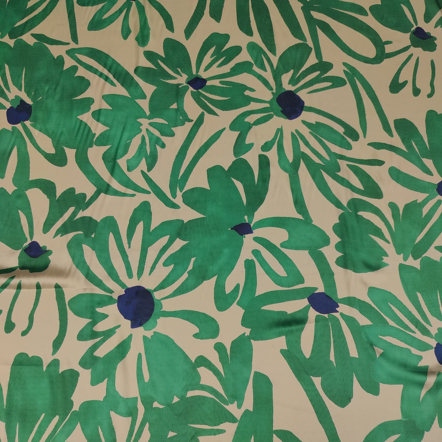 Tissu satin de polyester imprimé floral vert et bleu sur fond écru | Floréal