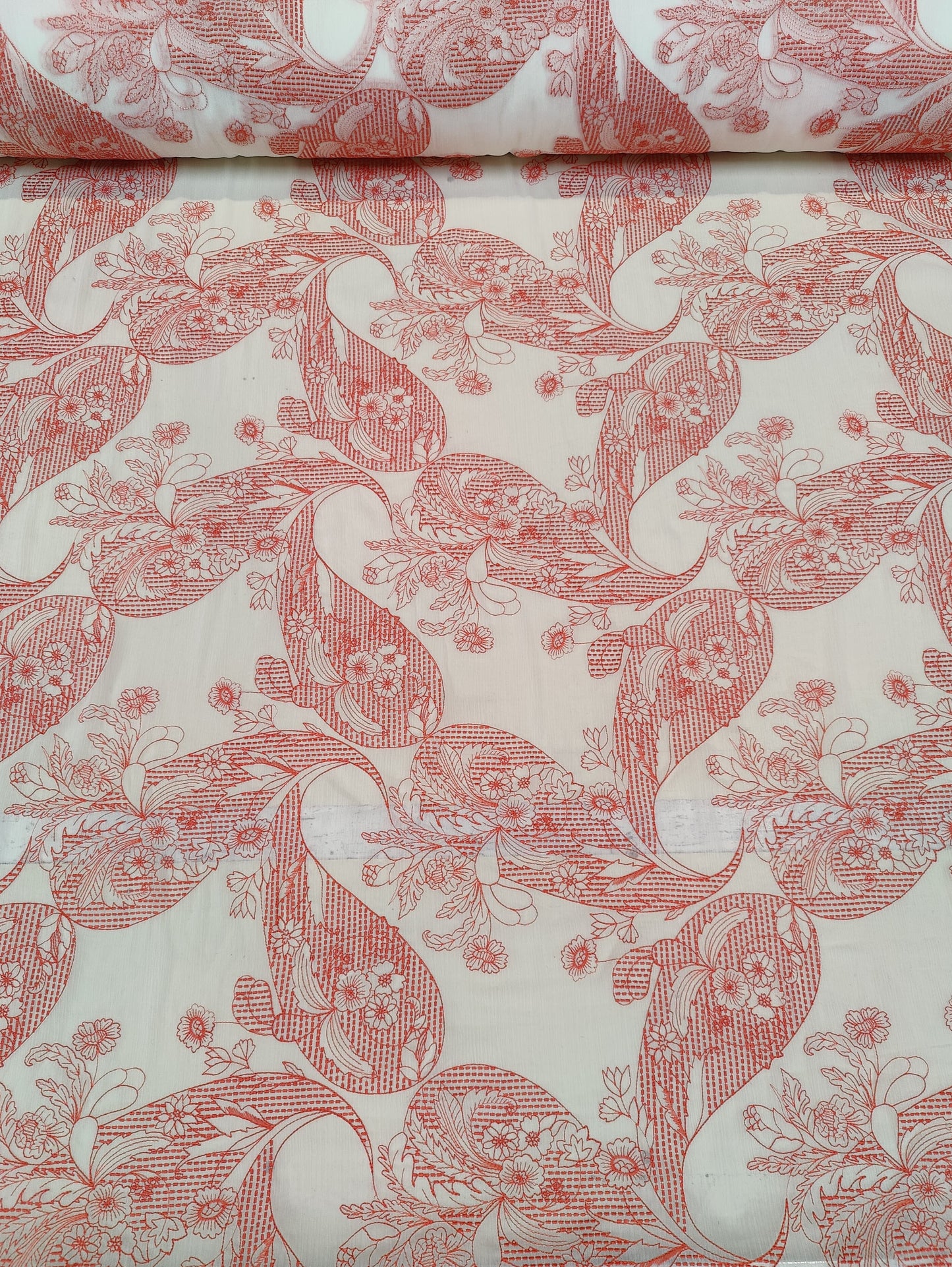 White polyester fabric with red paisley embroidery | Chant Rouge
