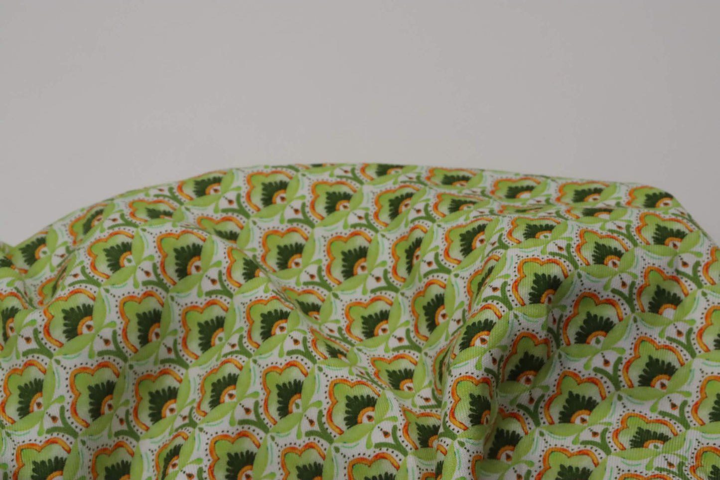 Viskose- und Polyester-Twillstoff mit grafischem Blumendruck | Johanniskraut
