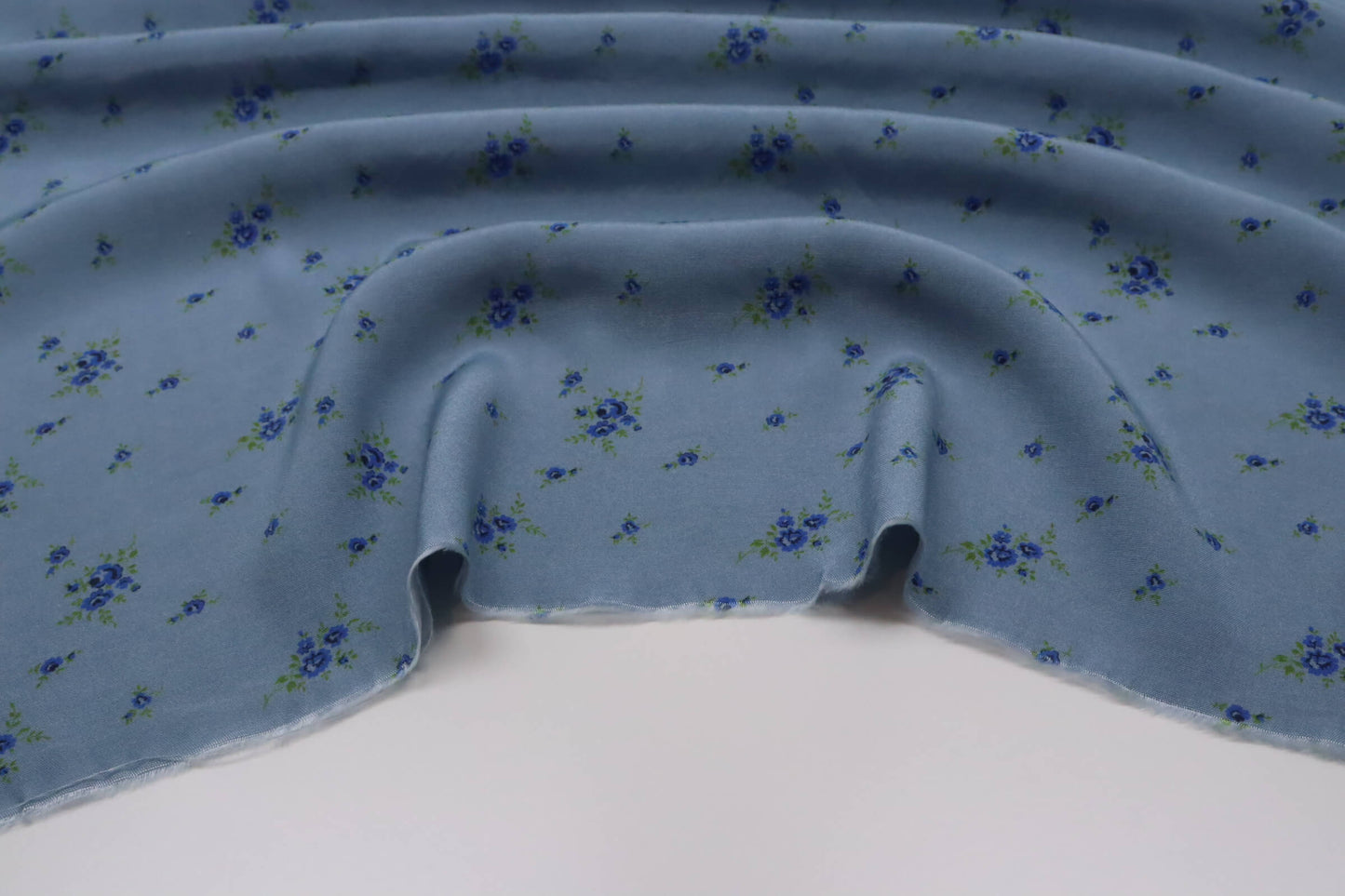 Tissu viscose ecovero bleu imprimé fleurs bleues