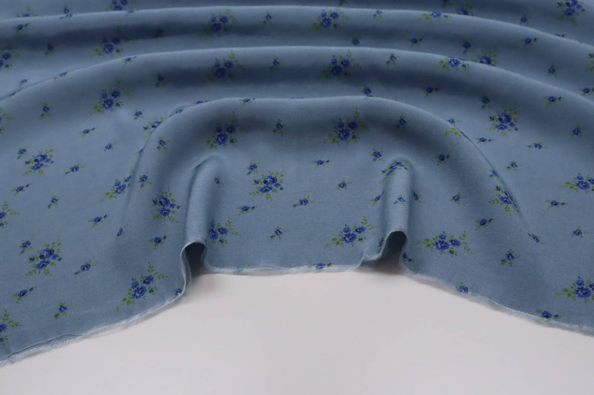 Tissu viscose ecovero bleu imprimé fleurs bleues