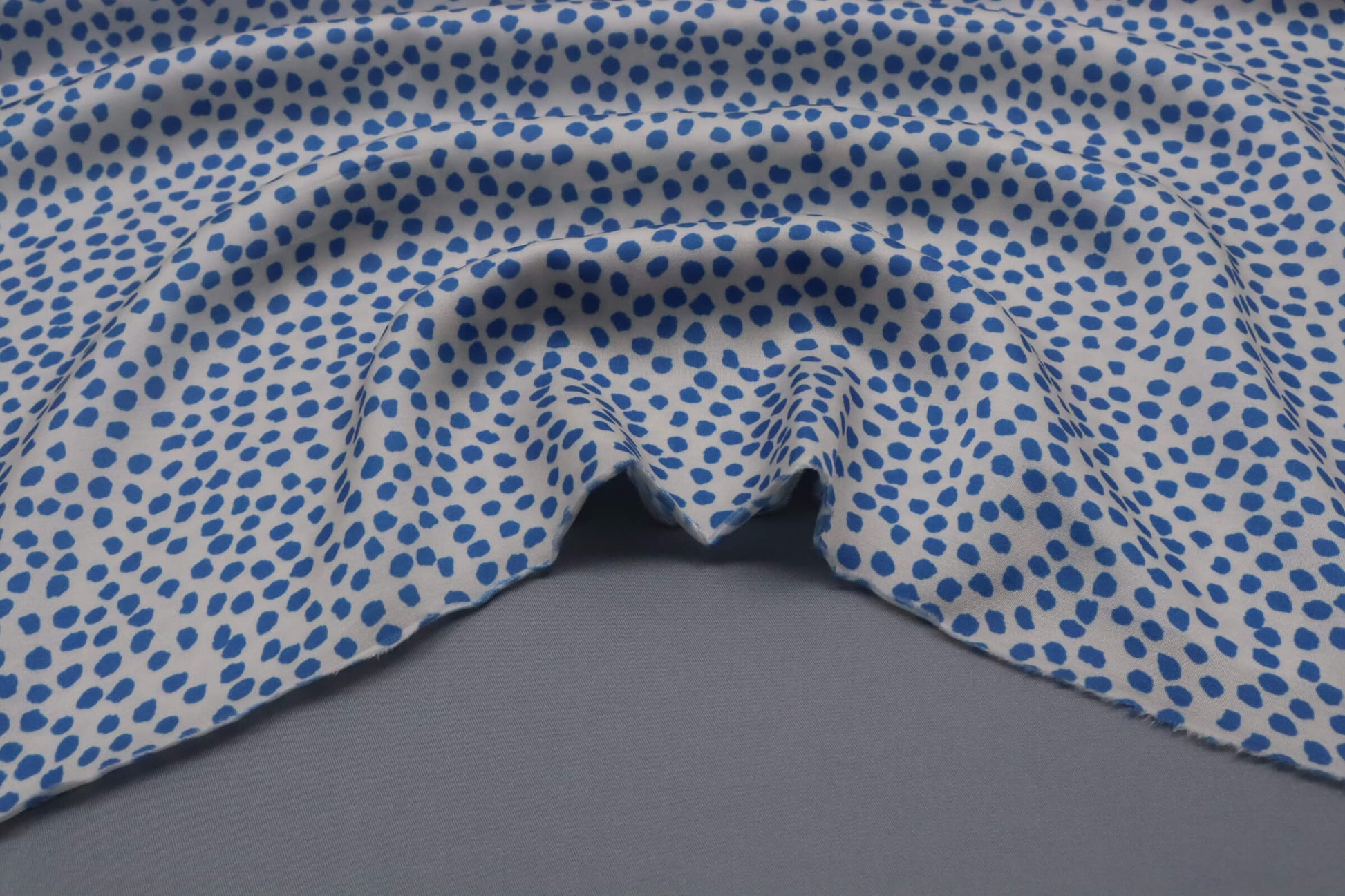 Tissu satin de viscose fond blanc imprimé pois bleus