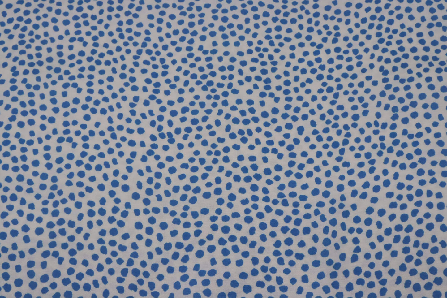 Viscose satin fabric, white background, blue polka dot print | Éclats d'Opale