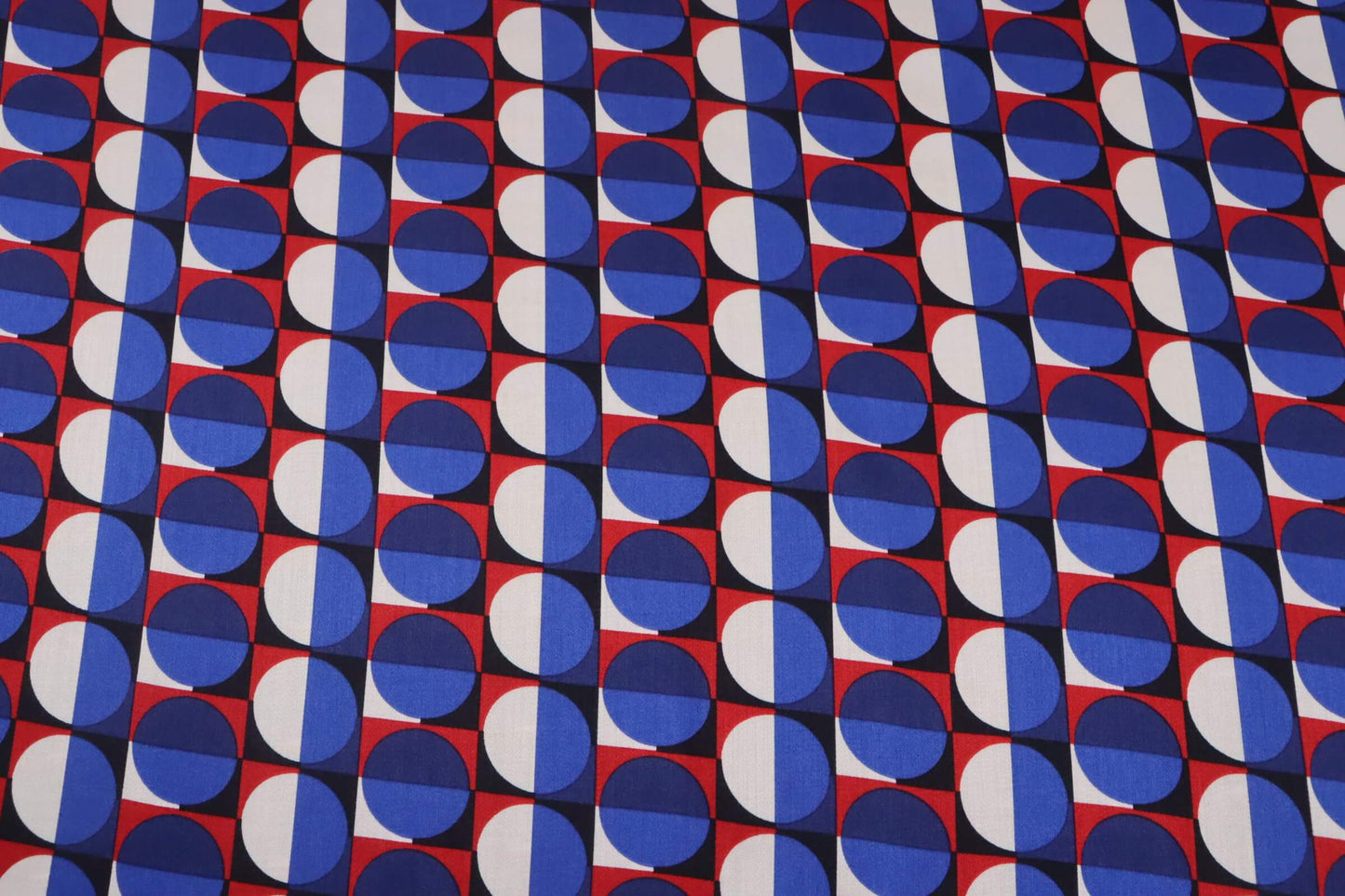 Tissu satin de viscose imprimé graphique | Bleu Cadence