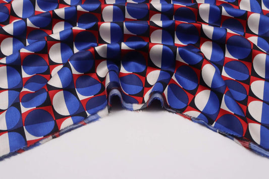 Tissu satin de viscose imprimé graphique bleu et rouge