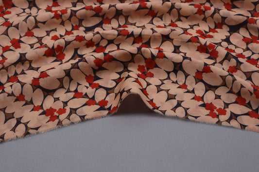 Tissu coton et soie teinte saumon imprimé feuilles et fleurs