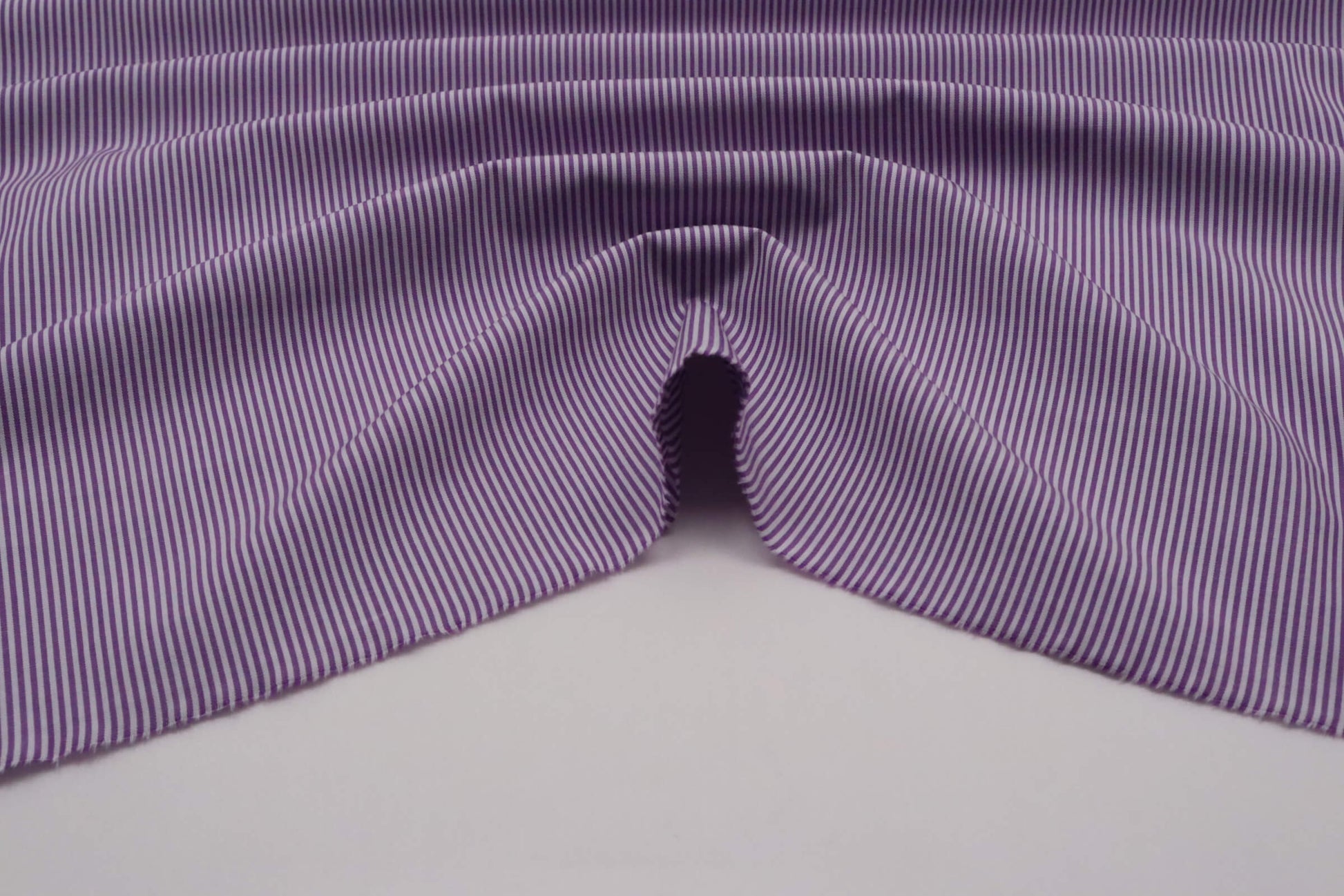 Tissu popeline de coton tissé-teint à fines rayures mauves