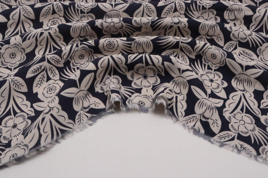 Tissu crêpe de viscose fond marine imprimé fleurs blanc cassé