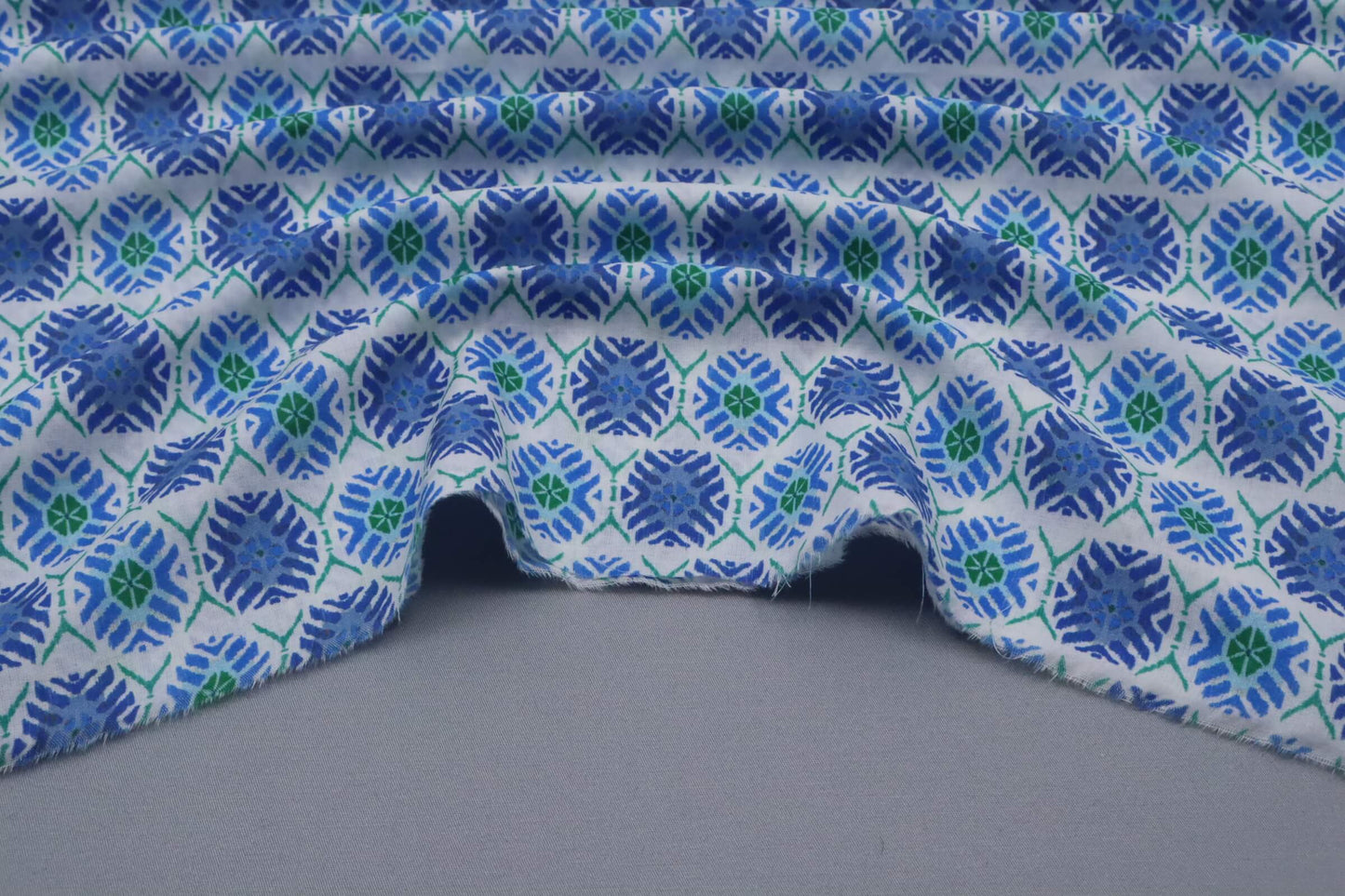 Tissu voile de coton imprimé rosace bleu et vertes