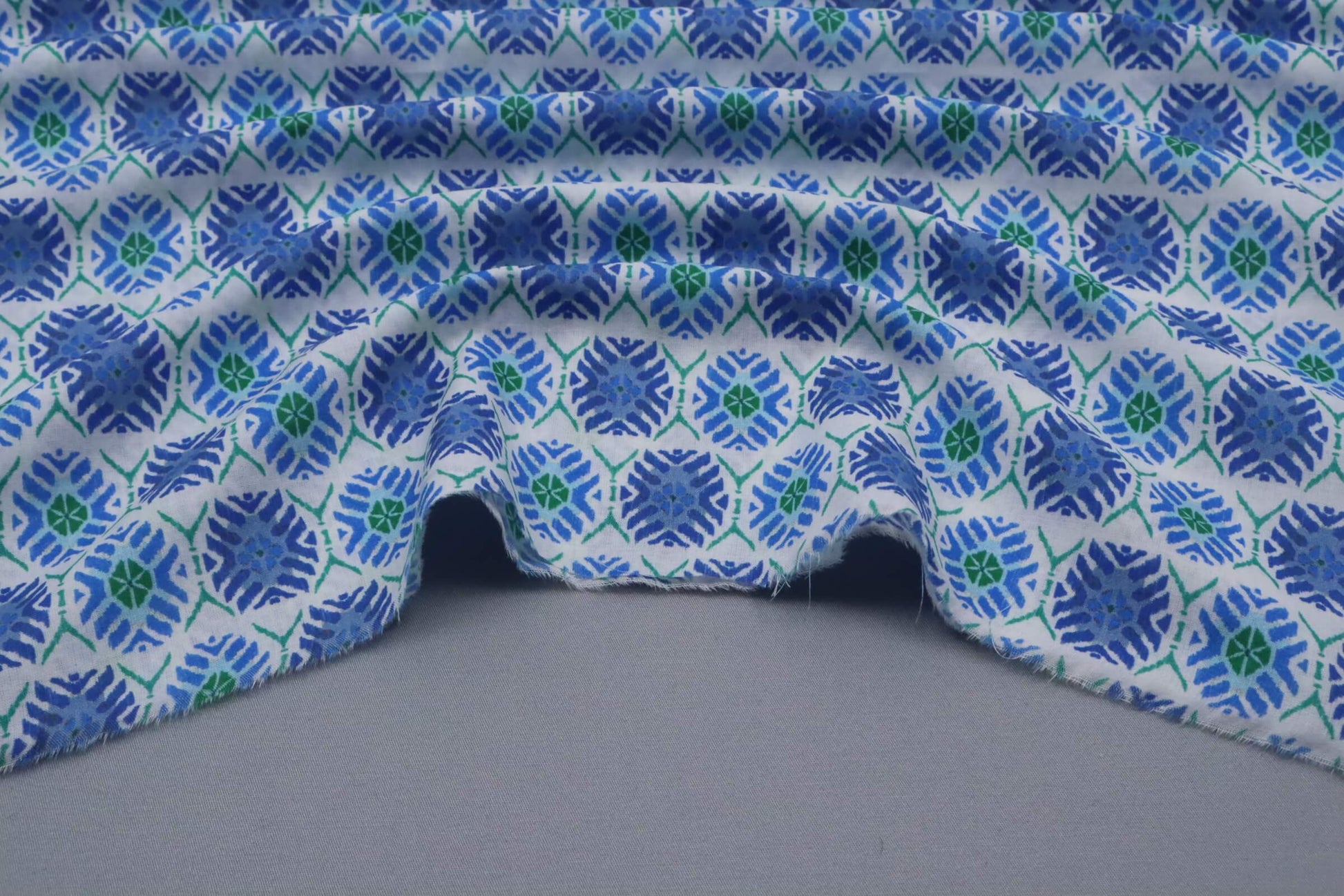 Tissu voile de coton imprimé rosace bleu et vertes