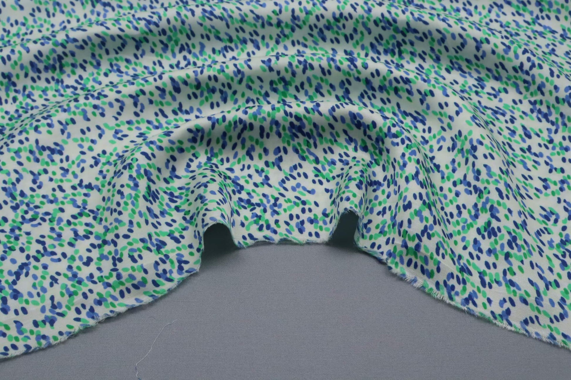 Tissu satin de viscose blanc imprimé pois bleus et verts