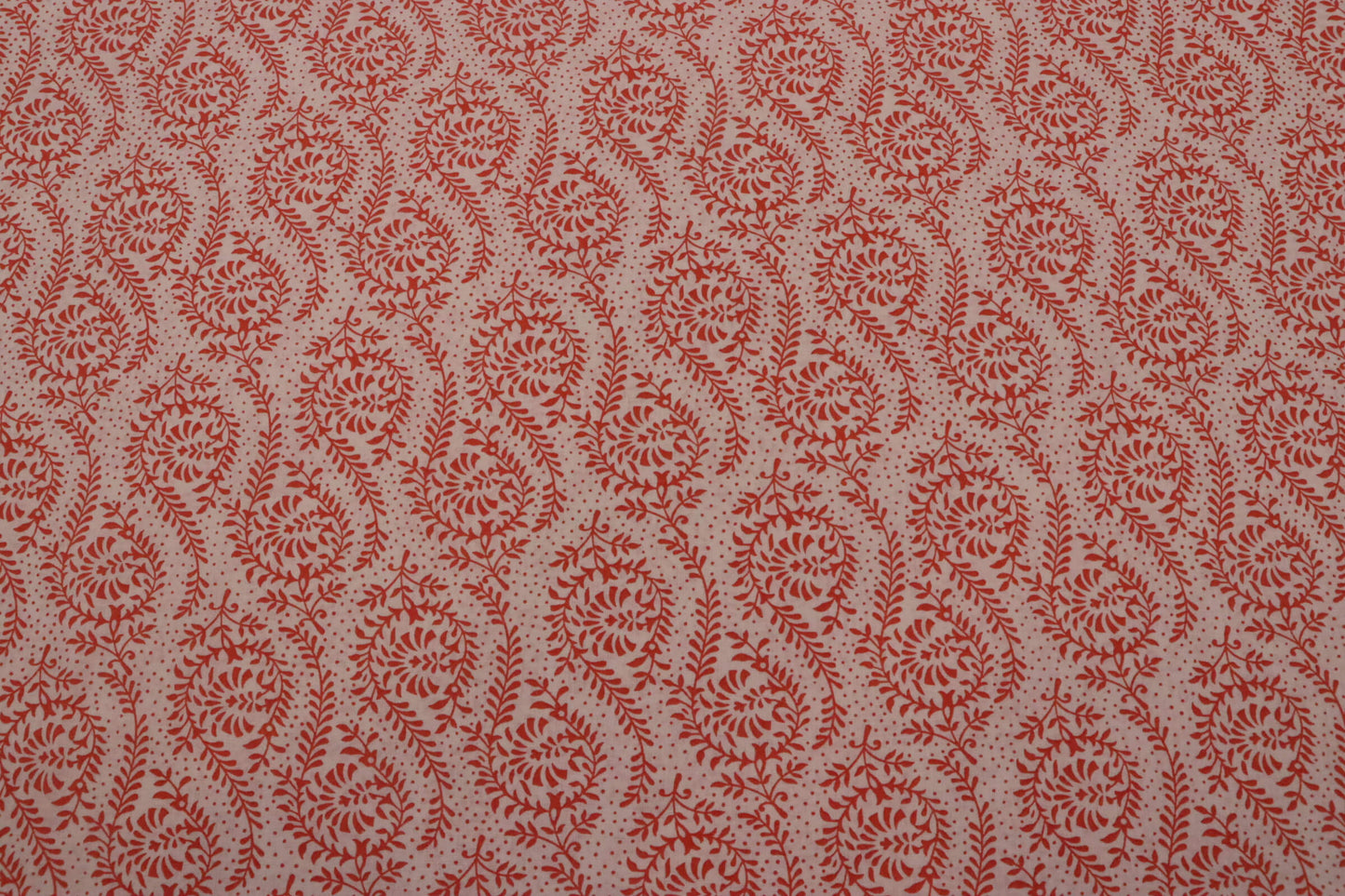 Tissu voile de coton imprimé floral rouge sur fond rosé | Volubile