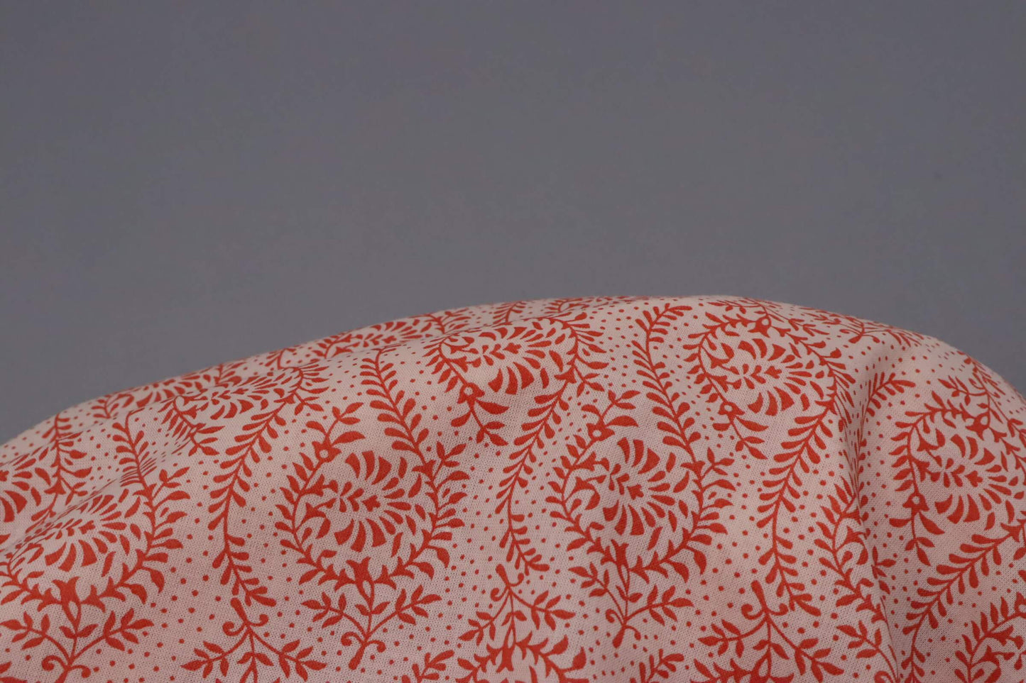 Tissu voile de coton imprimé floral rouge sur fond rosé | Volubile