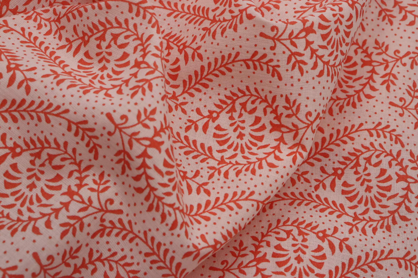 Tissu voile de coton imprimé floral rouge sur fond rosé | Volubile