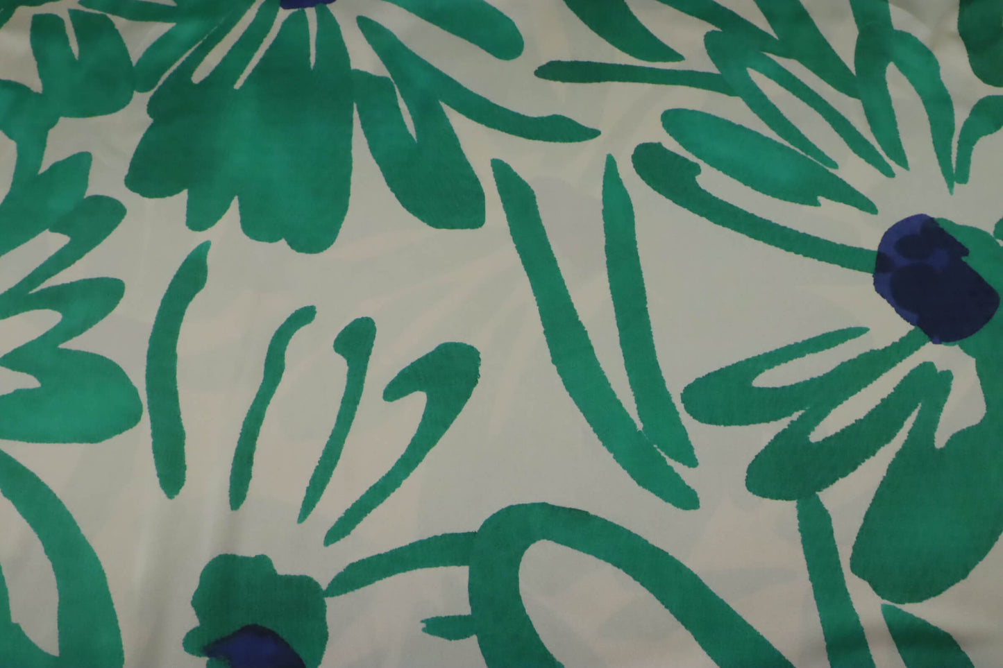 Tissu satin de polyester imprimé floral vert et bleu sur fond écru | Floréal