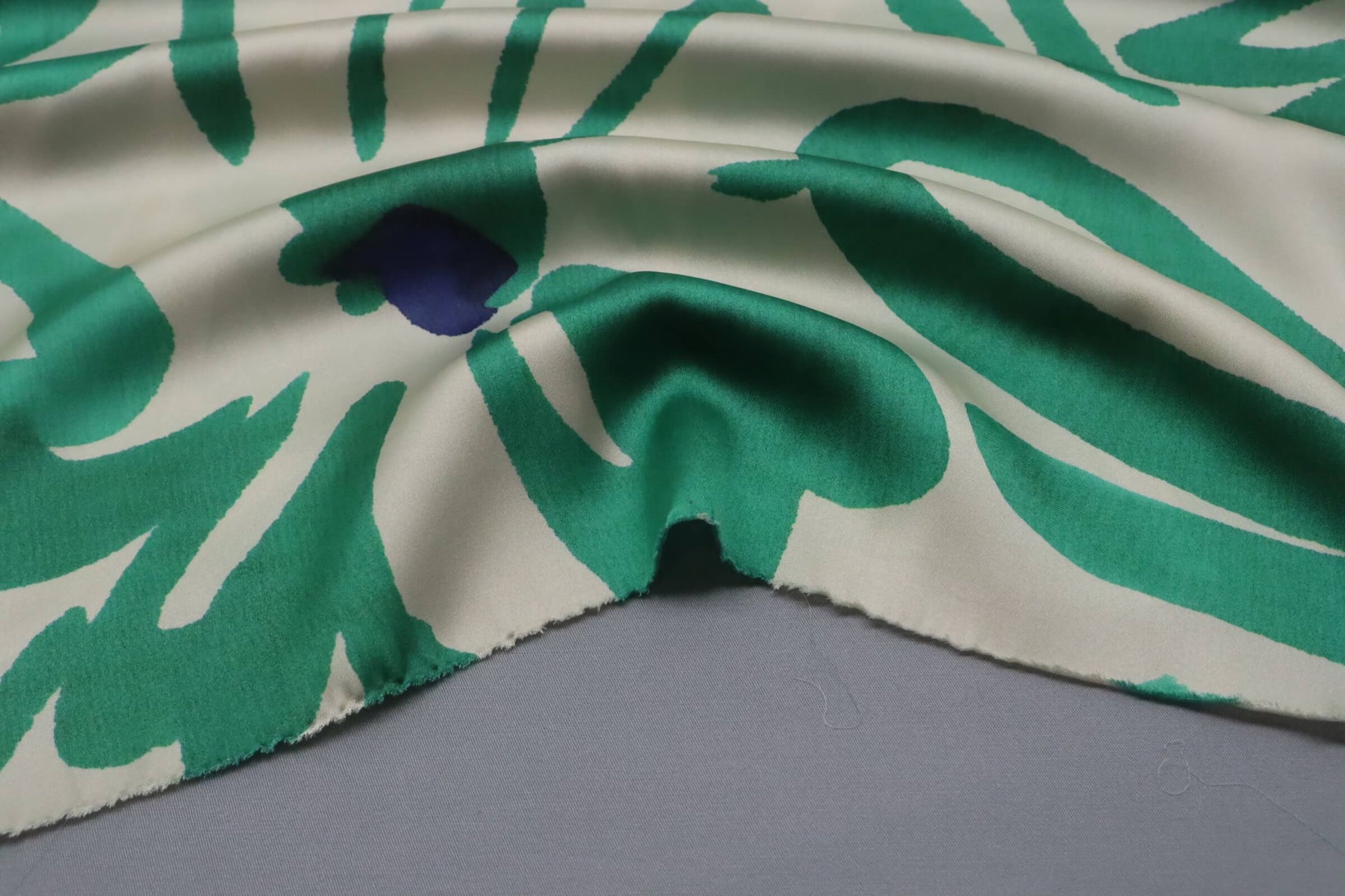 Tissu satin de polyester imprimé floral vert et bleu sur fond écru