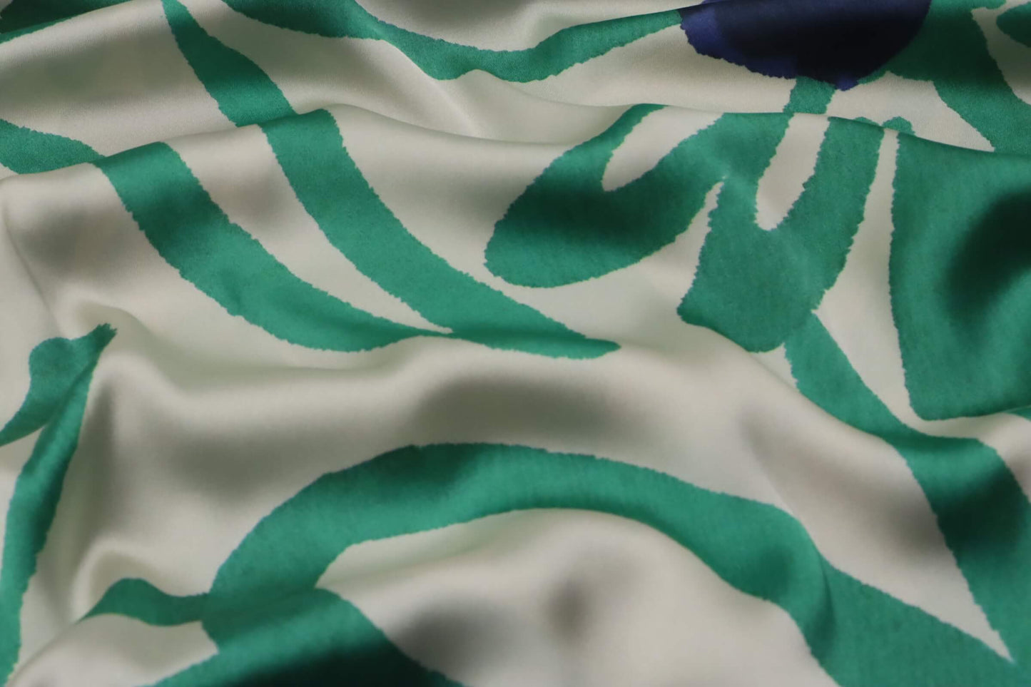 Tissu satin de polyester imprimé floral vert et bleu sur fond écru | Floréal