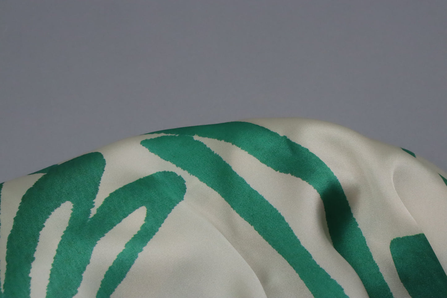 Tissu satin de polyester imprimé floral vert et bleu sur fond écru | Floréal