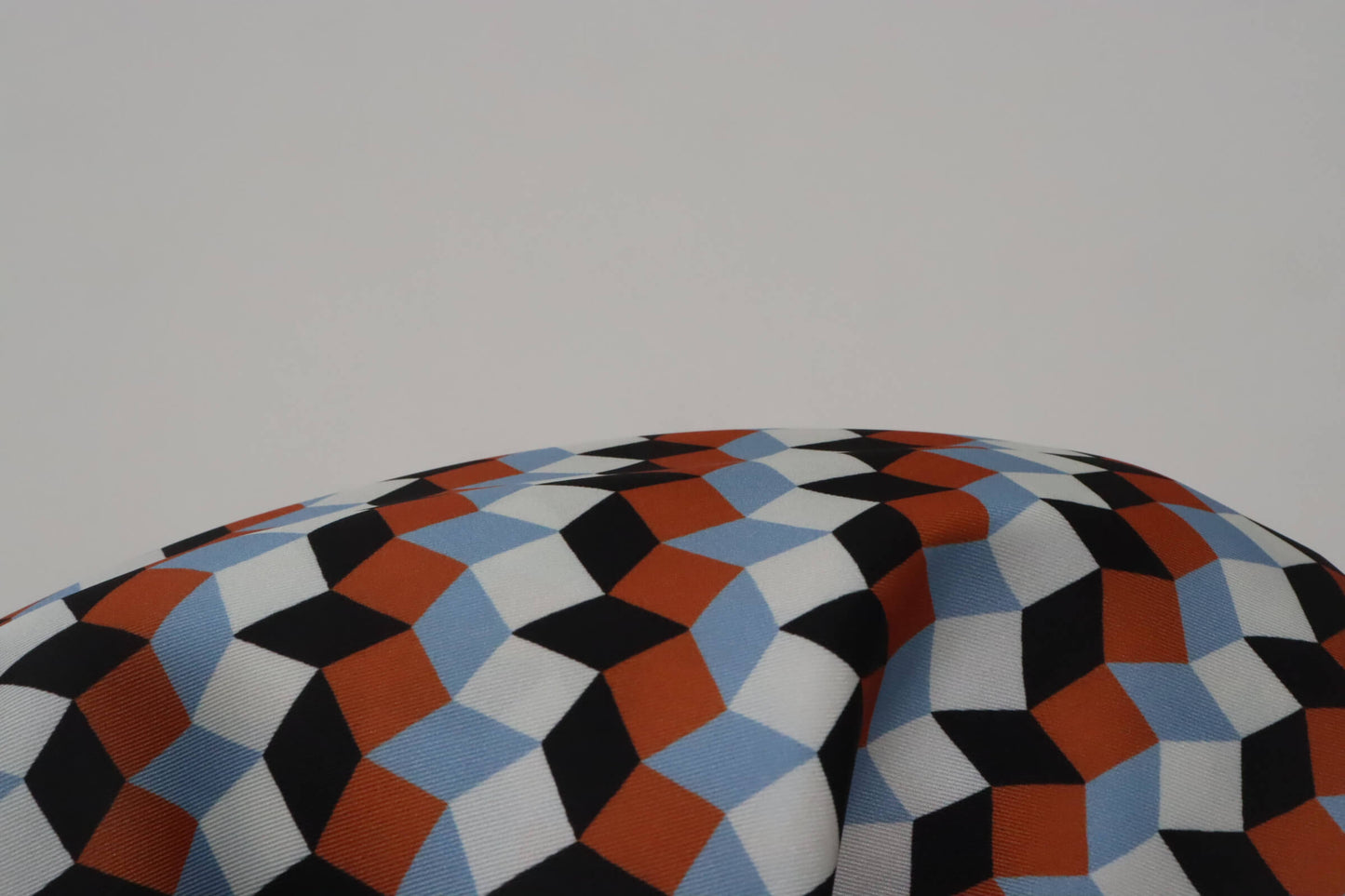 Tissu twill de polyester satiné imprimé géométrique brun bleu et blanc | Cézane