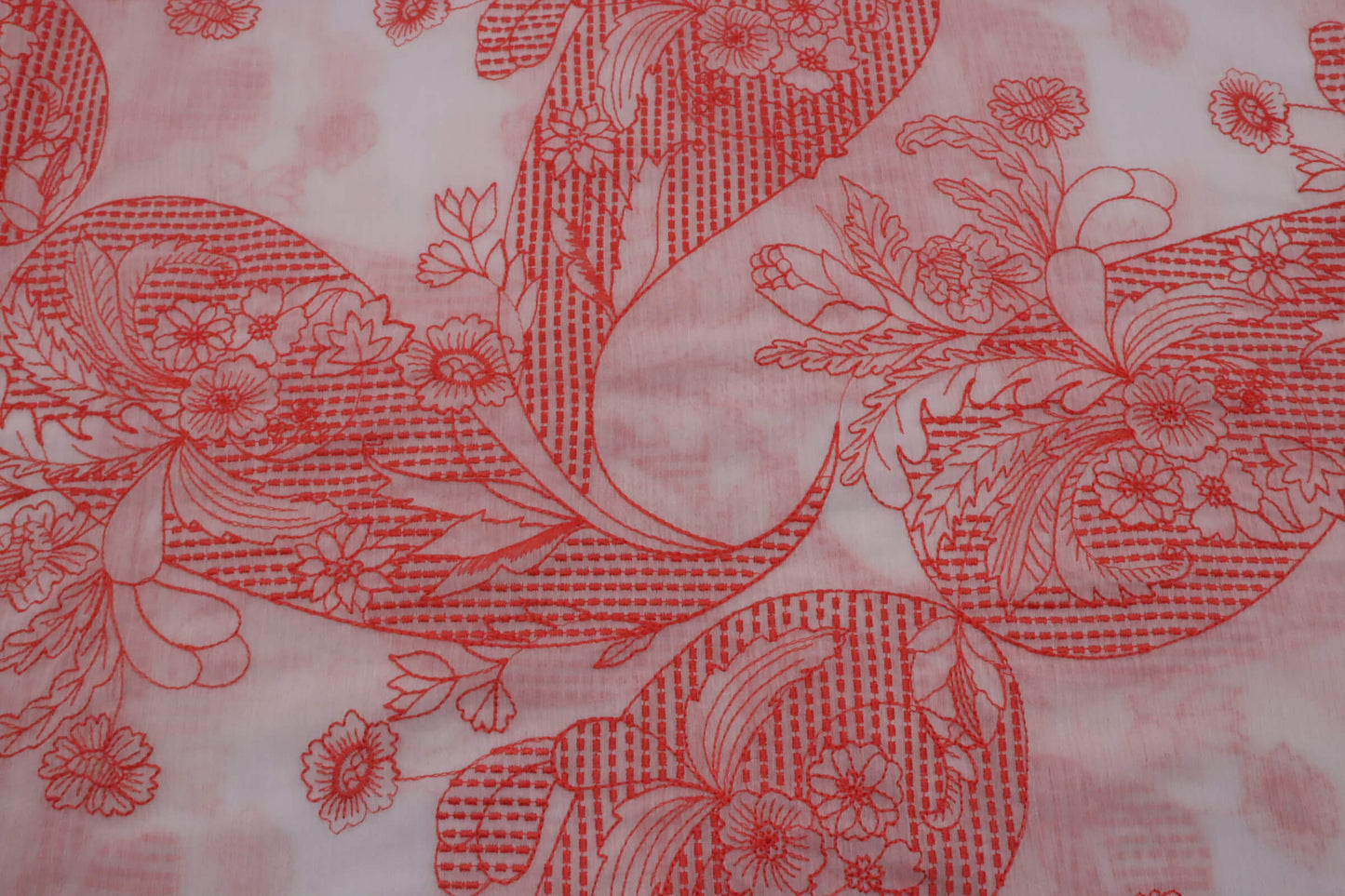 White polyester fabric with red paisley embroidery | Chant Rouge